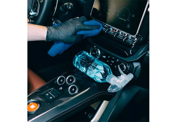 Project-Auto.com Gyeon Q²M INTERIORDETAILER 汽車內裝清潔 60%酒精 殺滅細菌 殺滅病毒 99.9%殺菌 pH中性 安全配方 溫和清潔 去除輕微污垢 去除指紋 去除油份 啞光效果 不黏膩 不留光澤 快乾 即用型 無需稀釋 真皮適用 塑料適用 Alcantara適用 紡織品適用 玻璃適用 內飾飾板適用 皮革清潔 座椅清潔 儀表板清潔 車門飾板清潔 中控台清潔 安全帶清潔 方向盤清潔 日常衛生維護 家庭車輛 商用車 過敏風險降低 駕駛舒適度 韓國製 韓國品牌 500ml 1000ml 汽車美容 汽車護理 內籠護理 車主必備 愛車護理 香港汽車用品 汽車用品推薦 香港網購 原裝正貨 內籠清潔劑 洗車用品香港 汽車內籠 清潔劑 汽車用品