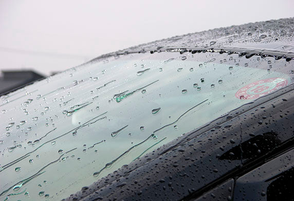 Soft99雨敵撥水玻璃清潔劑,是汽車玻璃清潔與撥水養護的必備用品。日本製獨特配方,強力清除玻璃表面灰塵、油污、鳥糞及蟲骸,同時強化原有撥水膜層,讓驅水功效更加顯著。400ml容量,不含二氧化碳的環保噴霧型配方,讓清洗過程更輕鬆快捷。適用於擋風玻璃、車窗、後視鏡及車燈。使用前請先搖勻,距離玻璃約15-20cm噴射,立即用柔軟乾毛巾均勻擦拭即可。車窗內側使用時請先噴在毛巾上再擦拭。如想實現無需雨刮器的超強力驅水效果,建議與「雨敵」專用驅水系列一同使用。Project-Auto香港汽車用品專門店,現貨極速出貨。