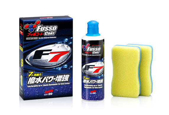 日本Soft99 Fusso Coat F7 All Color氟素鍍膜蠟，是您愛車漆面長效保護的理想選擇。採用PTFE氟素樹脂配方，能形成強力撥水與防污保護層，效果持續長達7個月。液體型態設計讓塗抹與擦拭更輕鬆，相較於傳統固蠟，能大幅節省施工時間與體力。先進的TSI與WARP技術確保塗層均勻平滑，防止不均勻殘留，呈現深邃光澤。適用於所有車色，容量300ml約可使用6次，附專用雙面海綿。香港屬潮濕多雨氣候，車漆長期暴露於雨水與污染物中，本產品能提供持久保護，讓愛車始終保持光亮如新。使用前請先徹底洗車並擦乾，將適量液體塗於海綿黃色面均勻塗抹，等待乾燥後用柔軟乾淨毛巾擦拭拋光即可。Project-Auto香港現貨供應。