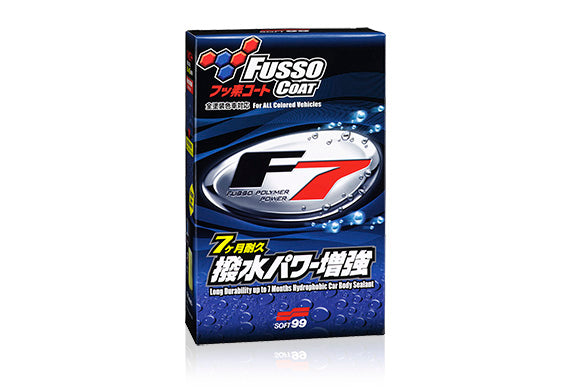 日本Soft99 Fusso Coat F7 All Color液體蠟，香港現貨發售。這是Soft99旗艦產品「Fusso Coat 12 Months」的液體版本，採用氟素聚合物（PTFE）配方，無需底層處理即可在車漆表面形成強力氟素層，提供長達7個月的超強撥水保護。新配方聚合物結合TSI與WARP技術，能形成不易滲透的保護膜，同時讓塗抹更均勻、擦拭更輕鬆，防止不均勻殘留。液體型態相較於傳統固蠟更易於塗抹與擦拭，不易沾附灰塵。容量300ml，約可使用6次，適用於所有車色。附專用雙面海綿，黃色面用於塗抹。使用前請先徹底洗車並擦乾，將適量液體倒於海綿黃色面均勻塗抹，等待乾燥（夏季5-10分鐘，冬季15-25分鐘），再用柔軟乾淨毛巾擦拭拋光即可。Project-Auto香港汽車用品網店，滿HK$168免運費。