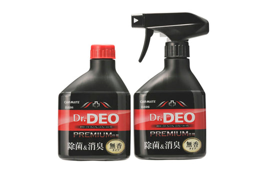 日本Carmate Dr. DEO汽車內籠消毒除臭劑孖裝D226W，香港現貨發售。本品採用穩定化二氧化氯（ClO₂），能氧化分解車內異味、細菌與病毒，消臭性能達200%。孖裝設計內含2瓶250ml，共500ml，經濟實惠。無香料配方不以香味掩蓋異味。噴霧型設計可針對空間與布料製品（座椅、地毯）直接噴灑。三種噴射模式靈活使用，薄型瓶身可收納於門邊置物盒。建議使用量：中型車空間約5-6次。香港潮濕多雨，車廂異味問題常見，本品能有效應對。Project-Auto香港汽車用品網店，滿HK$168免運費。