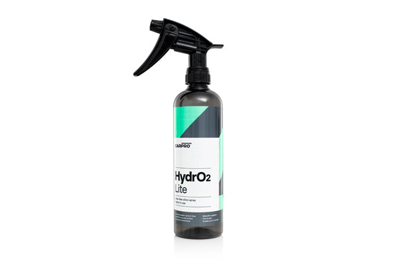 韓國CarPro Hydro2 Lite水立方增亮版鍍膜劑，香港現貨發售。本品為即用型噴霧式二氧化矽鍍膜劑，採用創新的「水電結合」技術，在沖洗過程中與水接觸時形成耐久的保護層。無需擦拭，一噴一沖即可完成施工，大幅降低洗車時物理擦拭造成的刮傷風險。500ml容量，適用於車漆、玻璃、輪圈、塑料與鍍鉻表面。具備卓越疏水性能，污垢與水珠自動滑落，同時有效抵抗紫外線與酸鹼溶液侵蝕，保護效果可達3個月以上。使用前請徹底清洗車輛並確保表面濕潤，搖勻本品後均勻噴灑於表面，立即用強力水流徹底沖洗，最後用吹風機或乾淨超細纖維毛巾擦乾剩餘水分即可。香港潮濕多雨，本品能有效減少日常洗車頻率並維持車身光澤，是新車養護與鍍膜增亮的理想選擇。Project-Auto香港汽車用品網店，滿HK$168免運費。