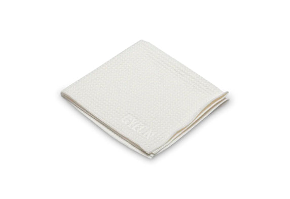 GYEON Q²M GlassWipe EVO，專為實現玻璃無痕清潔而設計。40x40cm尺寸，搭配低絨結構，能緊密貼合玻璃表面，有效清除油膜、指紋與水漬。高品質微纖維具備強力吸水性，擦拭後快速乾燥且不留水痕與條紋。柔軟細緻的布料確保在清潔擋風玻璃、車窗或家居鏡面時，不會造成任何刮傷。Project-Auto滿額免運費，極速出貨。