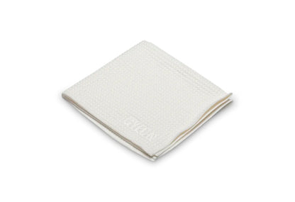 GYEON Q²M GlassWipe EVO，專為實現玻璃無痕清潔而設計。40x40cm尺寸，搭配低絨結構，能緊密貼合玻璃表面，有效清除油膜、指紋與水漬。高品質微纖維具備強力吸水性，擦拭後快速乾燥且不留水痕與條紋。柔軟細緻的布料確保在清潔擋風玻璃、車窗或家居鏡面時，不會造成任何刮傷。Project-Auto滿額免運費，極速出貨。