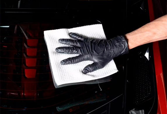 GYEON Q²M GlassWipe EVO專業玻璃清潔布，為追求完美視線的車主而設。40x40cm尺寸，低絨無痕設計能確保在清潔擋風玻璃、後視鏡及車窗時，不留下任何纖維或水痕。高吸水性的微纖維材質，能迅速吸收清潔液與污垢，讓清潔工作事半功倍。柔軟質地溫和對待玻璃表面，防止刮傷。香港網店Project-Auto現貨發售，輕鬆維持清晰視野。
