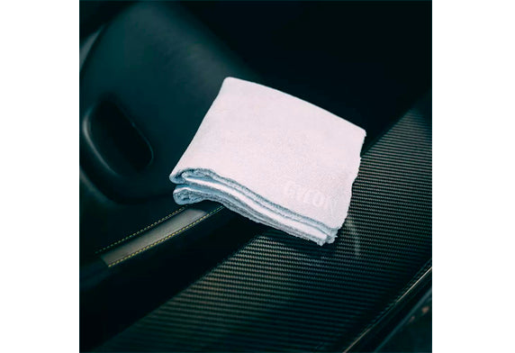 Gyeon 汽車內籠抹布 毛巾 清潔汽車 洗車用品 Project-auto.com 正品保證 高性價比 環保 經濟 耐用 細節清潔 車用清潔 汽車美容護理 專業級護理 展廳級清潔 防污處理 保護內飾 高端護理 業界標竿 品質首選 專業美容 頂級護理 汽車護理產品 車內清潔布 專用清潔巾 內飾清潔 無痕清潔 不殘留 吸水毛巾 擦拭布 汽車內裝 車廂打理 日常清潔 每週清潔 深層清潔 溫和配方 安全性高 車內衛生 車內環境 清新車廂 無刮痕表現 確保無刮痕 專業細節處理 內飾完整性 車廂護理 清潔殘留物 去除灰塵 去除污垢 去除指紋 易於清潔 簡化清潔流程
