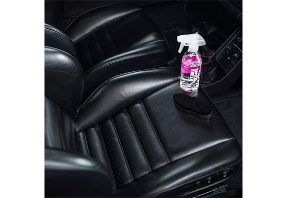 GYEON Q²M LeatherCleaner Natural溫和皮革清潔劑，專為汽車皮革內裝養護而設。韓國製中性配方，以天然柑橘為基底，能溫和去除污垢與油漬，不損害皮革材質。其獨特之處在於不含軟化或保護添加劑，因此是GYEON高端皮革鍍膜（如LeatherShield、LeatherCoat）的理想前置清潔劑。使用後皮革潔淨，為後續保護做好準備。Project-Auto滿額免運費，極速出貨。