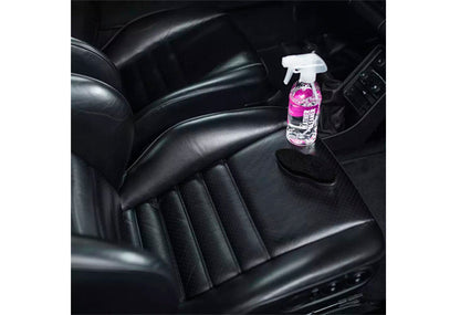 GYEON Q²M LeatherCleaner Natural溫和皮革清潔劑，專為汽車皮革內裝養護而設。韓國製中性配方，以天然柑橘為基底，能溫和去除污垢與油漬，不損害皮革材質。其獨特之處在於不含軟化或保護添加劑，因此是GYEON高端皮革鍍膜（如LeatherShield、LeatherCoat）的理想前置清潔劑。使用後皮革潔淨，為後續保護做好準備。Project-Auto滿額免運費，極速出貨。