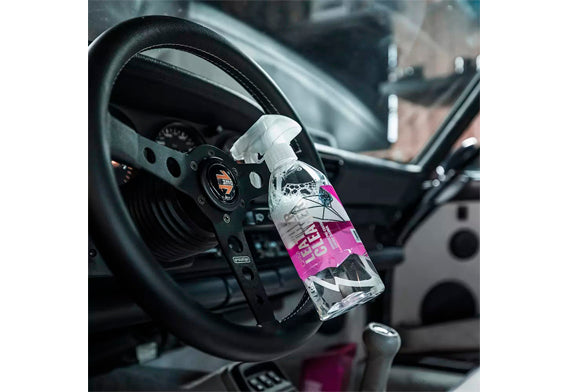 韓國GYEON Q²M LeatherCleaner Natural皮革清潔護理劑，是專業皮革養護的關鍵步驟。500ml經濟裝，其溫和中性配方能安全地用於各種汽車皮革，有效清除日常使用產生的污漬與油脂，同時保持皮革的自然質感。它專為配合GYEON皮革鍍膜系統而開發，不含干擾鍍膜附著的添加劑。Project-Auto香港現貨供應，讓您的皮革座椅持久如新。