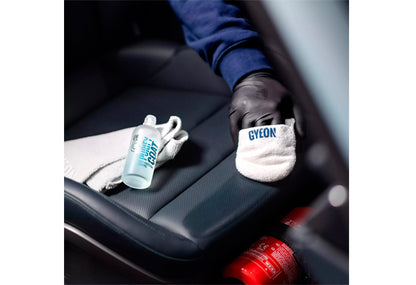 GYEON Q² PurifyCoat內籠鍍膜，提供一種安全、有效的方式來提升車廂衛生標準。韓國製創新配方，其活性成分能持續抑制細菌滋生，減少異味來源，創造更清新的乘坐空間。100%天然成分確保了對皮革、織物和塑料的完全相容性，不會造成乾燥、龜裂或變色。透明塗層保持內飾原有色澤與啞光質感。Project-Auto香港現貨供應。
