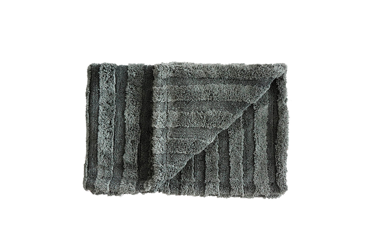 德國Koch-Chemie Pro Drying Towel專業吸水布，香港現貨發售。本品採用70%聚酯微纖維與30%聚酰胺微纖維混紡，克重高達950g/m²，賦予其超乎尋常的吸水量與耐用性。針織結構與圓角邊緣設計，確保柔軟性與使用安全，有效吸收水分同時避免產生細微刮痕。50×80cm大尺寸能輕鬆覆蓋大面積車身，顯著提升乾燥效率，特別適合香港寸金尺土的洗車環境。香港潮濕天氣令車身水分難以自然風乾，本品能有效應對。Project-Auto香港汽車用品網店，滿HK$168免運費。