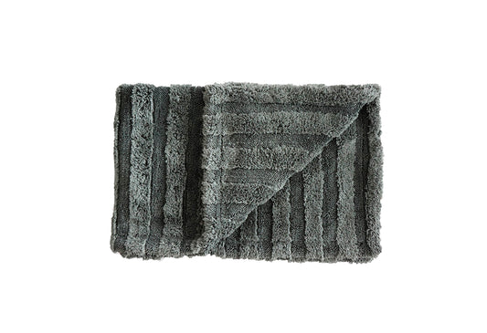 德國Koch-Chemie Pro Drying Towel專業吸水布，香港現貨發售。本品採用70%聚酯微纖維與30%聚酰胺微纖維混紡，克重高達950g/m²，賦予其超乎尋常的吸水量與耐用性。針織結構與圓角邊緣設計，確保柔軟性與使用安全，有效吸收水分同時避免產生細微刮痕。50×80cm大尺寸能輕鬆覆蓋大面積車身，顯著提升乾燥效率，特別適合香港寸金尺土的洗車環境。香港潮濕天氣令車身水分難以自然風乾，本品能有效應對。Project-Auto香港汽車用品網店，滿HK$168免運費。