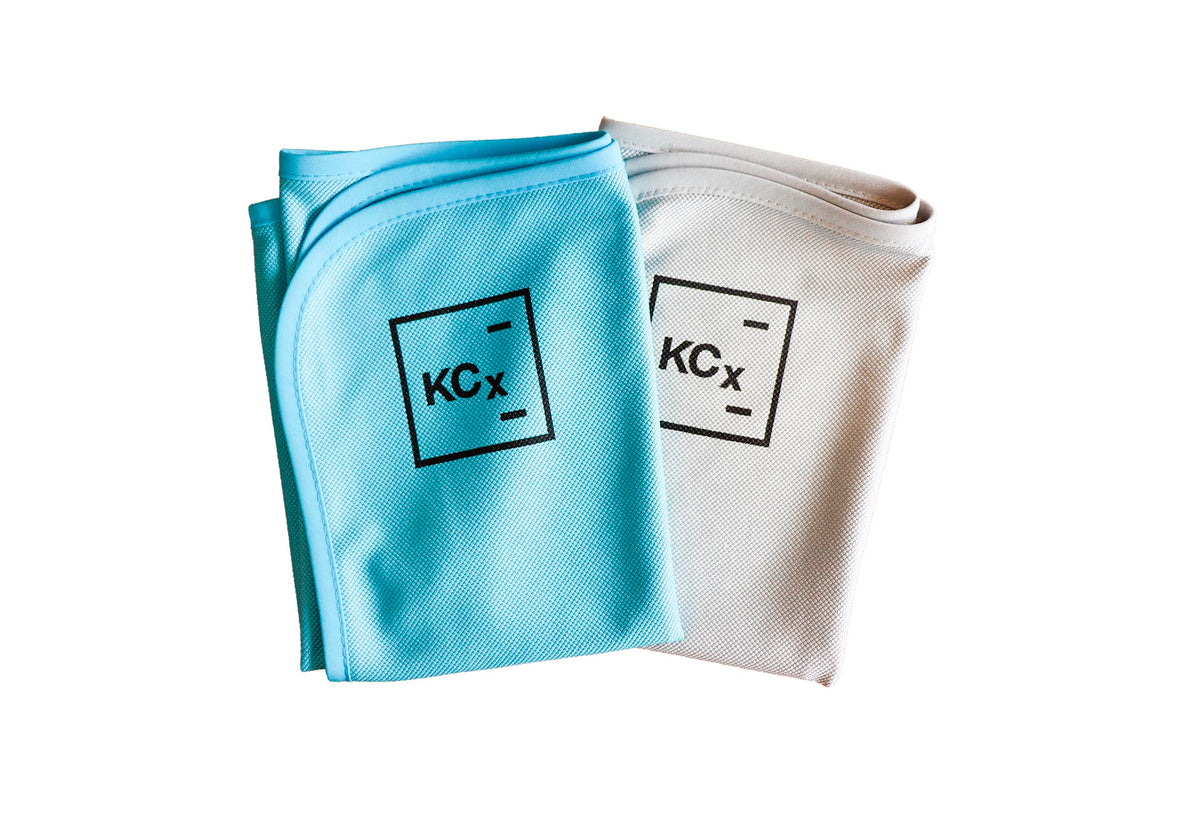 德國Koch-Chemie Pro Glass Towel專業玻璃抹布，香港現貨發售。本品採用極其精細的微纖維結構，專為實現玻璃表面的無痕、無絨毛清潔而設計。230g/m²的克重結合卓越的吸水性，能極其輕鬆地帶走水分，實現高效乾燥，避免水漬殘留。每包裝內含2條抹布，尺寸為60×40厘米，提供充足的清潔面積，讓車主可以一條沾濕清潔、一條乾爽擦亮，輕鬆實現專業級無痕玻璃清潔效果。特別適合香港寸金尺土的洗車環境。Project-Auto香港汽車用品網店，滿HK$168免運費。