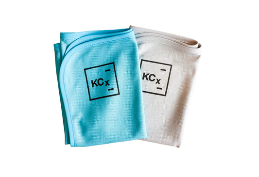 德國Koch-Chemie Pro Glass Towel專業玻璃抹布，香港現貨發售。本品採用極其精細的微纖維結構，專為實現玻璃表面的無痕、無絨毛清潔而設計。230g/m²的克重結合卓越的吸水性，能極其輕鬆地帶走水分，實現高效乾燥，避免水漬殘留。每包裝內含2條抹布，尺寸為60×40厘米，提供充足的清潔面積，讓車主可以一條沾濕清潔、一條乾爽擦亮，輕鬆實現專業級無痕玻璃清潔效果。特別適合香港寸金尺土的洗車環境。Project-Auto香港汽車用品網店，滿HK$168免運費。
