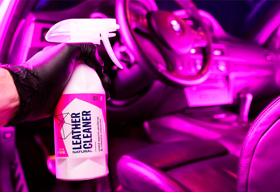GYEON Q²M LeatherCleaner Natural汽車皮革清潔劑，以其溫和而強大的清潔力，成為汽車內裝護理的必備品。韓國製配方以天然柑橘萃取物為基底，能安全地去除皮革表面的頑固污垢、油脂與日常積累的髒污，同時保持皮革的柔軟與色澤。其專用配方確保清潔後表面無殘留，特別適合在施用GYEON皮革鍍膜前使用。香港網店Project-Auto現貨發售。