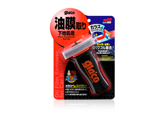 日本Soft99雨敵手握型玻璃油膜清潔劑，香港現貨發售。這款革命性產品採用液體瓶身與塗抹用具連為一體化的創新設計，讓清除玻璃油膜的施工變得輕鬆簡單。配方中含有細小堅硬的研磨粒子和大粒柔軟的研磨粒子，雙重研磨粒子能將玻璃表面的污垢清除的同時，並將頑固油膜和老化的驅水鍍膜簡單徹底的清潔乾淨。100ml容量，最適合用於「雨敵」系列產品使用前的清潔處理。使用前請先用清水將玻璃表面的沙粒沖洗乾淨並擦乾，將本品搖勻後擠出適量液體，直接擦拭整個玻璃，頑固油膜部分請反復擦拭直到去除乾淨，完成後用清水清洗玻璃，最後用潔淨乾毛巾擦乾即可。適用於汽車擋風玻璃、車窗、後視鏡及車燈。Project-Auto香港汽車用品網店，滿HK$168免運費。