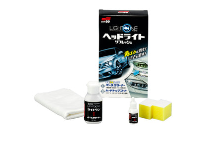 Soft99燈罩修復套裝，專為恢復汽車燈罩透明度設計。日本製配方包含深層清潔劑與高級堅固鍍膜劑，有效去除泛黃斑漬與朦朧霧氣，同時形成防污抗紫外線保護層。施工後持久亮澤約6個月，提升夜間行車安全與外觀。附專用海綿與毛巾。Project-Auto滿額免運費，極速出貨。