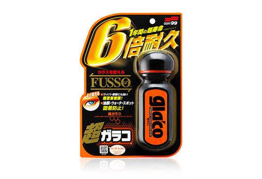 日本Soft99雨敵6倍持久型撥水劑（Ultra Glaco），香港現貨發售。本品除具有「雨敵經典玻璃驅水劑」的功效外，成分中還含有氟素配合，經嚴格測試表明一次使用後效果可持續長達一年（根據操作及環境等原因，效果可能有所差異）。特殊超強力的氟素表膜，即使是使用雨刮器、洗車機、洗滌劑也難以被損傷。同時擁有驅油功效的氟素表膜，讓油脂、污垢及水鏽不易黏附在玻璃表面。70ml容量，適用於前後擋風玻璃、後視鏡、側邊車窗及天窗。塗抹後玻璃表面自然形成白色擦痕，可輕鬆辨別施工範圍，完成下一步擦拭工作。時速45-60km/h即可發揮撥水效果，雨天可減少對雨刷的依賴。使用前請先清潔玻璃表面並完全擦乾，充分搖勻本品後將頭部緊貼玻璃，輕按手柄均勻塗開，等待5-10分鐘乾燥後用乾毛巾擦乾，為保證氟素效果持久，擦乾後需保持玻璃表面12小時以上乾燥不可淋濕。Project-Auto香港汽車用品網店，滿HK$168免運費。