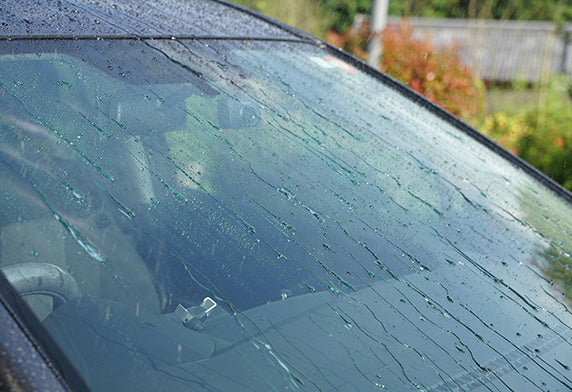 Soft99雨敵持久型撥水劑，專為追求長效撥水與清晰視野的車主而設。日本製氟素配方提供6倍耐久力，一次使用效果可達一年。特殊超強力的氟素表膜，雨刷頻繁擺動和洗車機清洗也難以損傷。同時擁有驅油功效，防止油膜與污垢附著。70ml容量，適用於前後擋風玻璃、後視鏡、側邊車窗及天窗。塗抹後玻璃表面自然形成白色擦痕，可輕鬆辨別施工範圍。時速45-60km/h即可發揮撥水效果。使用前請先清潔玻璃並完全擦乾，均勻塗抹後等待5-10分鐘乾燥，用乾毛巾擦乾後需保持12小時以上乾燥不可淋濕。適用於車窗、後視鏡、車燈等玻璃表面。本品不適用於玻璃內側。香港網店Project-Auto現貨發售。